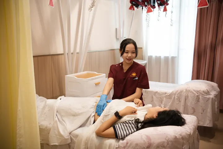 产后子宫复旧按摩